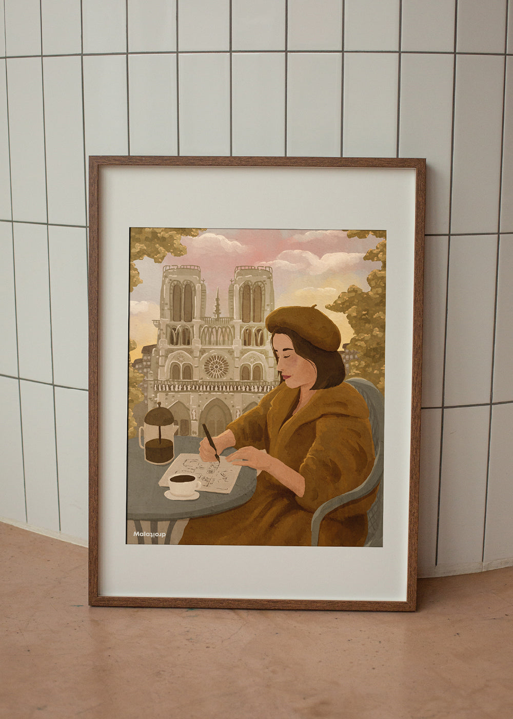 Illustrationerne er tegnet digitalt med gouache, en maling der er tykkere og heldækkende i modsætning til transparente akvareller. Før akrylmaling blev gouache brugt som et alternativ til olie, men bruges nu også meget grafisk f.eks. til farvelægning af illustrationer. Alle vores plakater printes på 240 g. mat kvalitetspapir og findes i 7 standardstørrelser. Plakaterne printes på 12-farve plotter, som giver en enestående farvegengivelse.